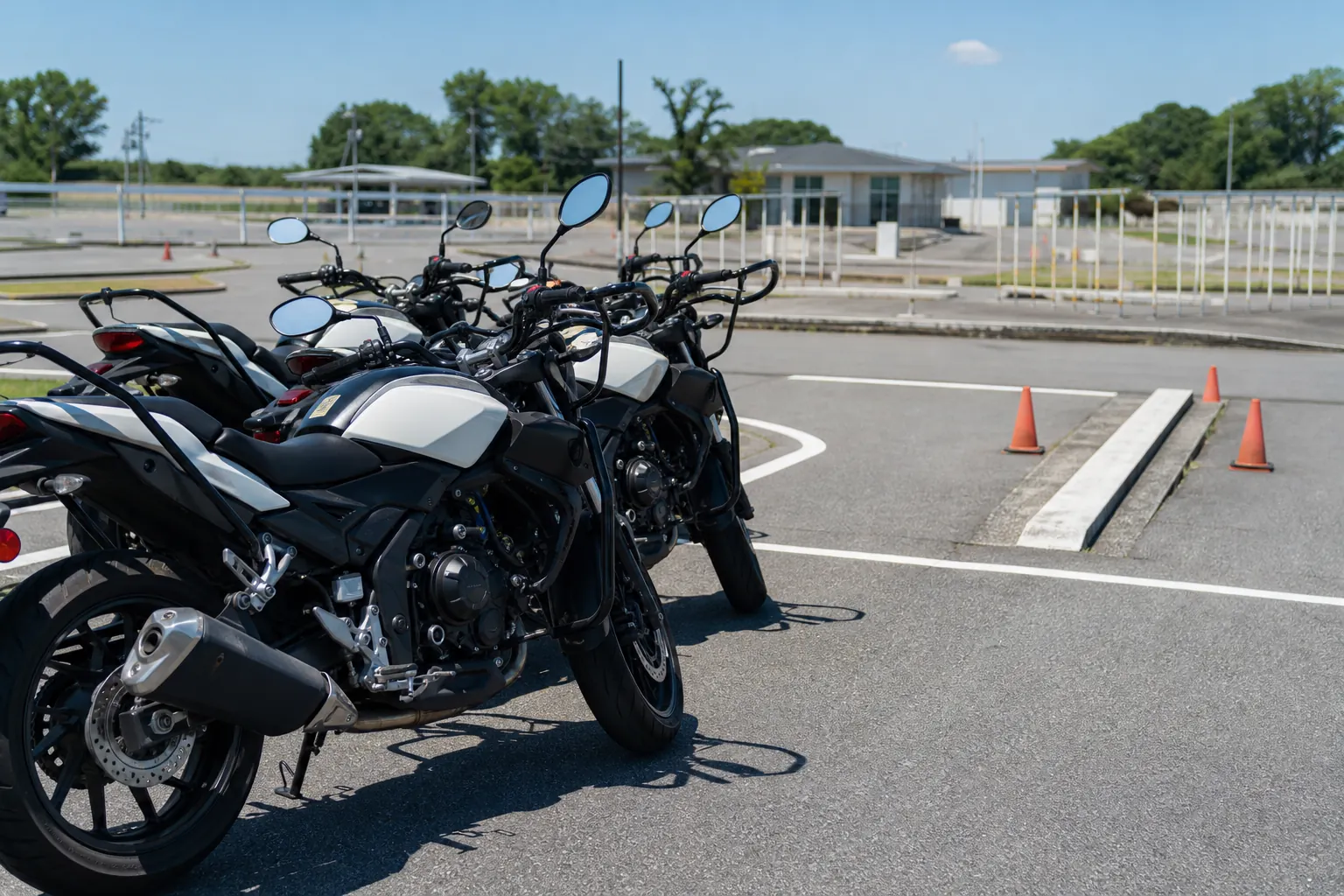 大型二輪の教習所を見学する時に見ておきたい、教習車が並ぶ二輪コースのイメージ写真